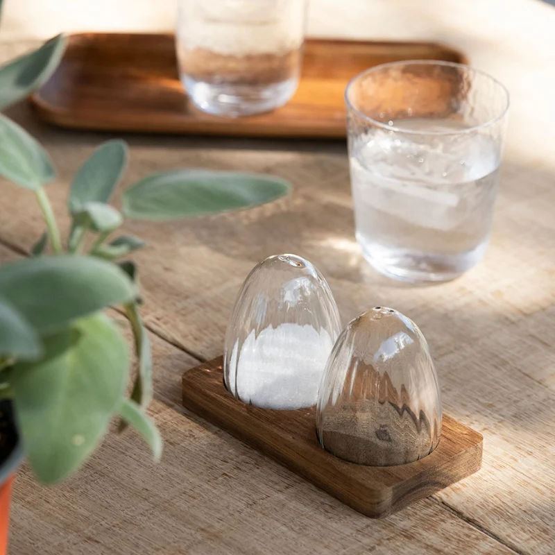 Salero y pimentero de cristal y madera