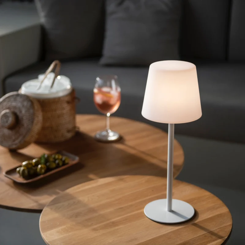 Lámpara de led inalámbrica de metal blanca