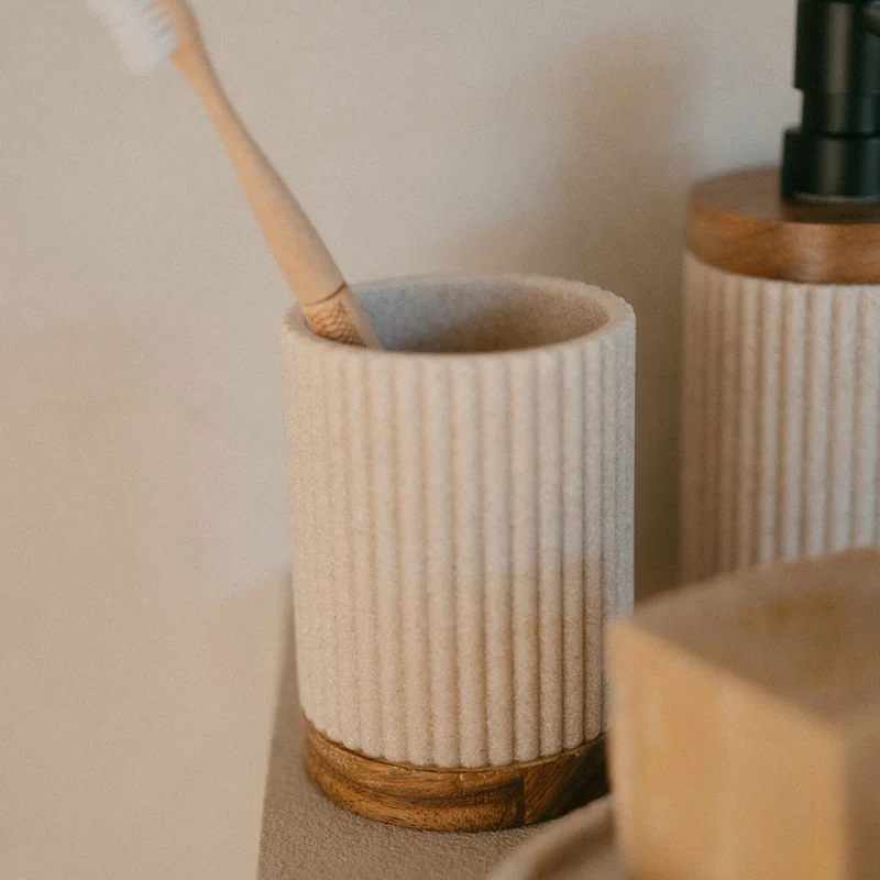 Portacepillos de baño de madera y resina beige