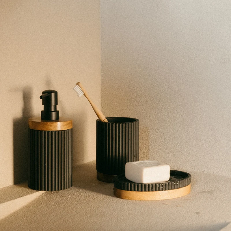 Portacepillos de baño de madera y resina negro